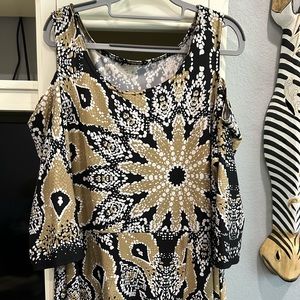 Beautiful dress with open shoulders and slit by the knee.